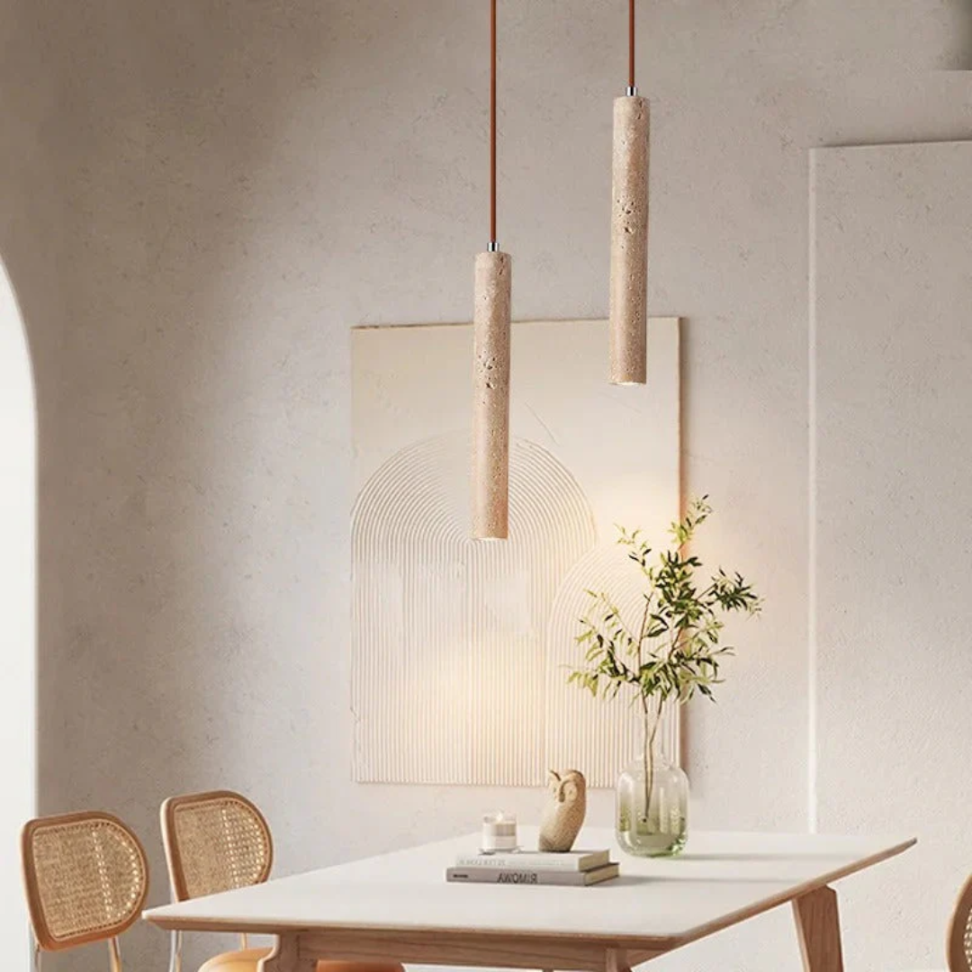 Éclairage de salon Wabi-Sabi: lustre LED en travertin, lumière chaude et design épuré. Ambiance zen.
