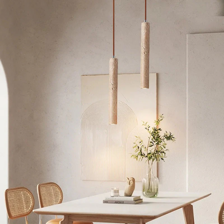 Éclairage de salon Wabi-Sabi: lustre LED en travertin, lumière chaude et design épuré. Ambiance zen.