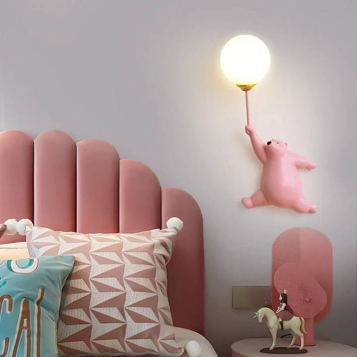 Applique murale LED ourson blanche, idéale comme veilleuse décorative enfant.