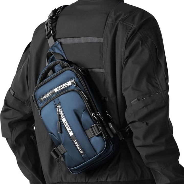 Sac à dos sling compact noir porté par une personne en ville, accessoire urbain tendance et pratique.