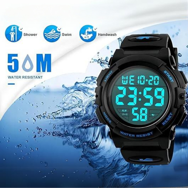 Montre sport digitale pour homme au poignet, accessoire robuste pour l'outdoor, le fitness et le quotidien.