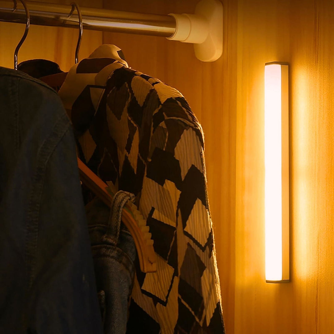 Lampe LED économique avec capteur de mouvement, lumière de nuit sans fil pour cuisine ou couloir.