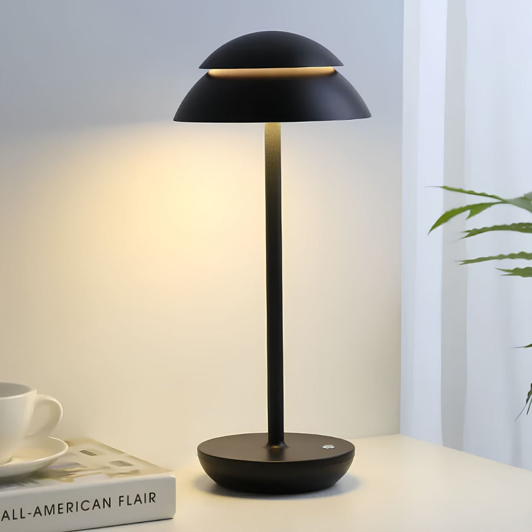 Lampe de table élégante, design scandinave épuré, en aluminium. Éclairage sans fil dimmable, parfaite pour une ambiance cosy.