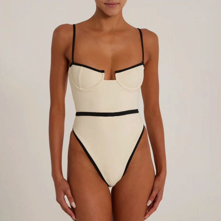 Maillot de bain femme une pièce tendance, offrant un maintien galbant et un look chic pour la piscine.