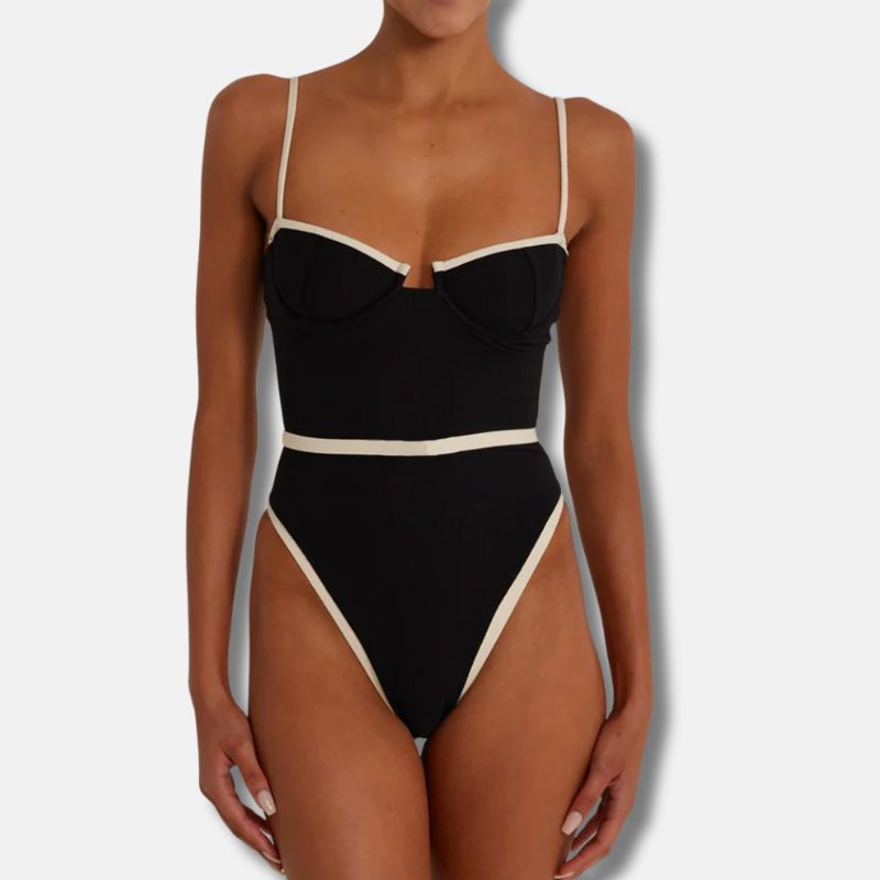 Maillot de bain une pièce femme moderne, accentuant la silhouette pour une allure chic en toute occasion.