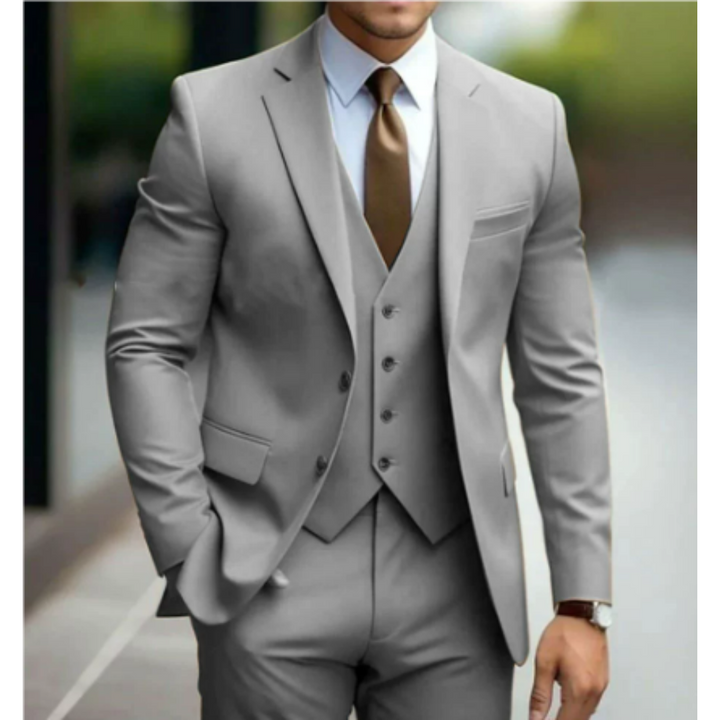 Dos d'un costume homme 3 pièces raffiné, coupe impeccable pour mariage ou cérémonie formelle.
