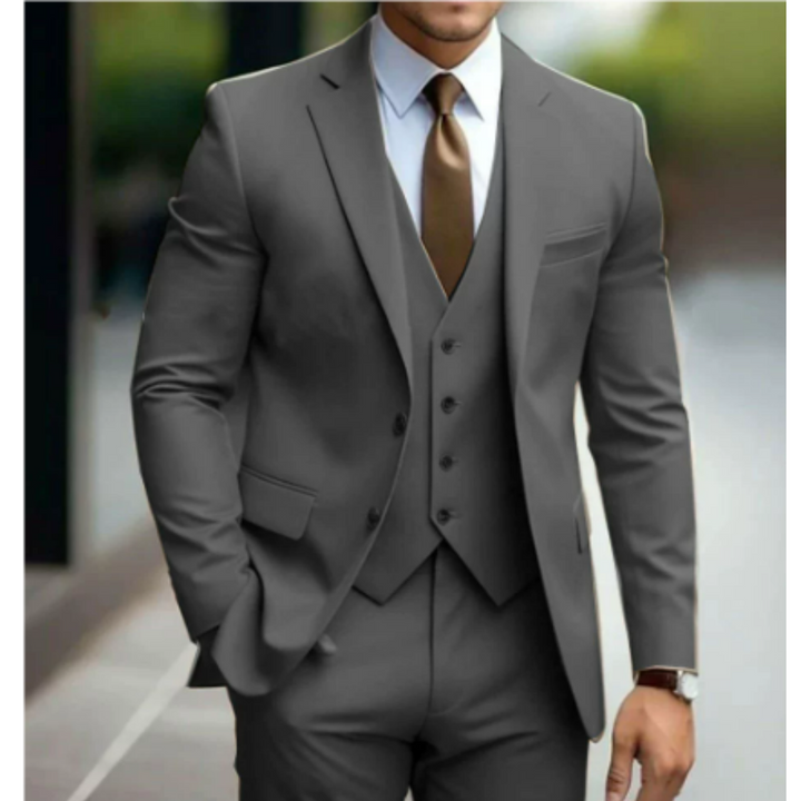 Costume homme élégant sur mannequin, présentation d'un 3 pièces deux boutons pour invité.