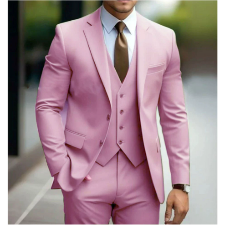 Gros plan sur les revers et les boutons d'un costume homme 3 pièces chic, parfait pour mariage.