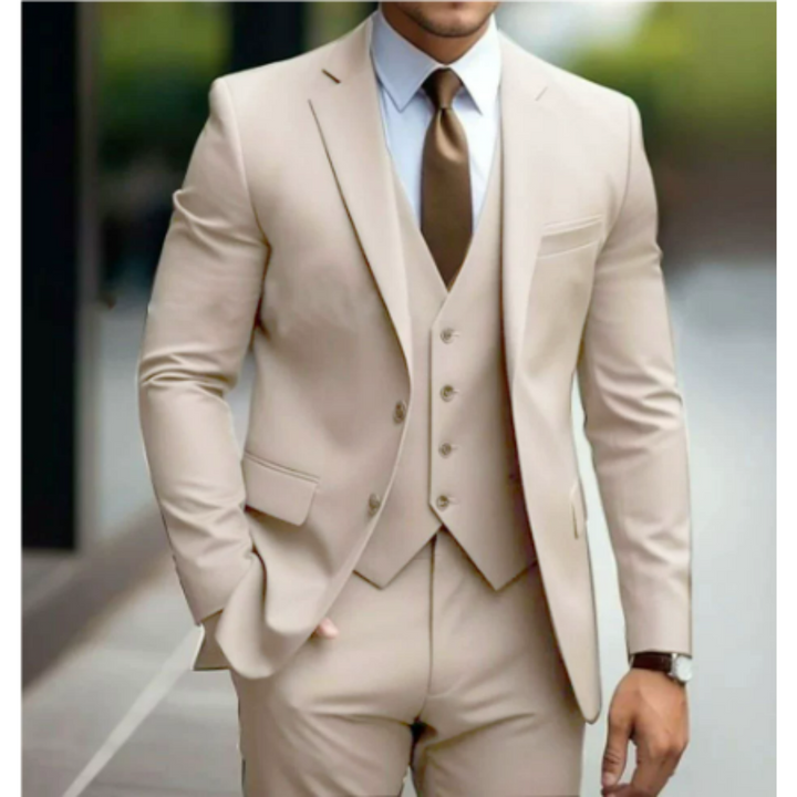 Costume mariage homme 3 pièces élégant, veste, gilet et pantalon pour une cérémonie réussie.