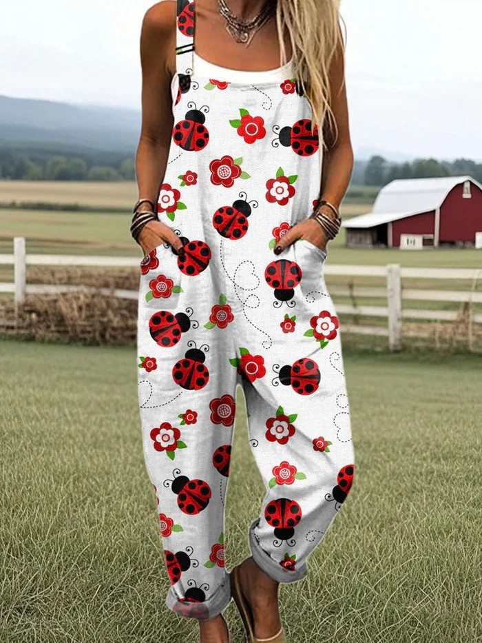 Combinaison femme décontractée à bretelles, imprimée coccinelles et fleurs, idéale pour l'été ou le printemps.
