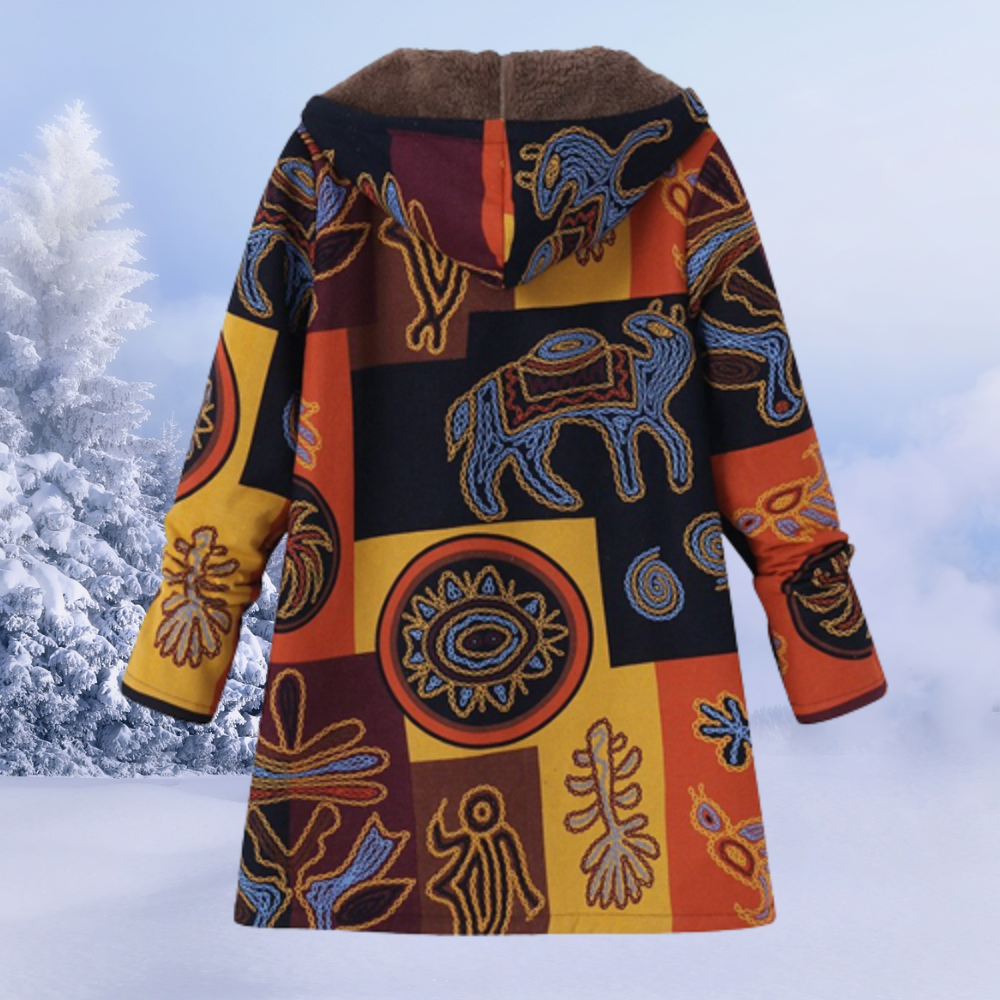 Gros plan sur la texture douillette d'une veste femme à capuche, promettant chaleur hivernale.