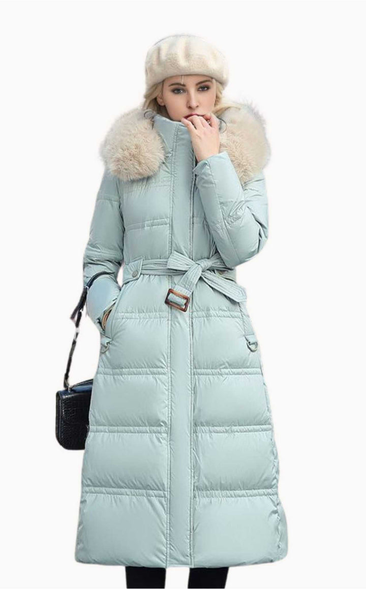 Femme élégante portant le manteau d'hiver Elivia, silhouette chic, prête pour les froides journées d'automne.