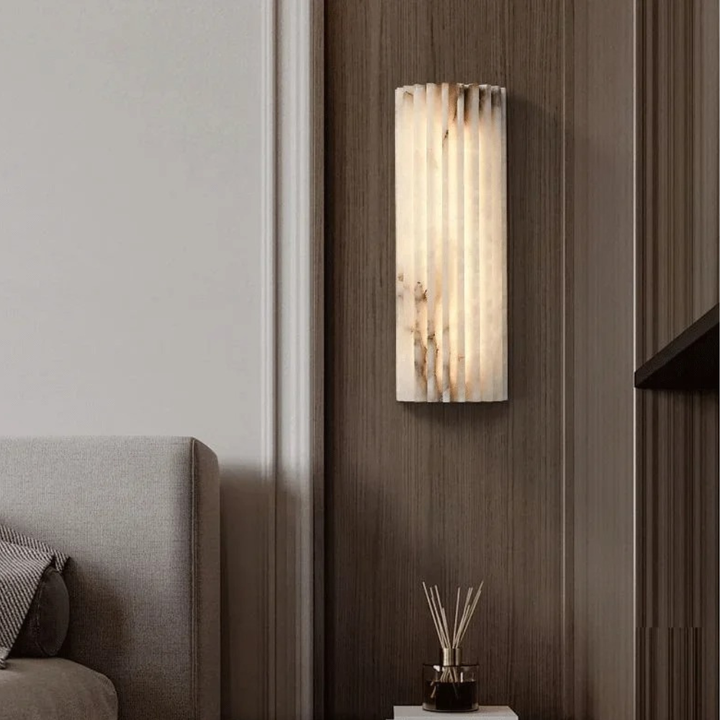 Applique murale minimaliste, design moderne pour intérieur. Éclairage élégant et discret, idéal pour toute pièce.