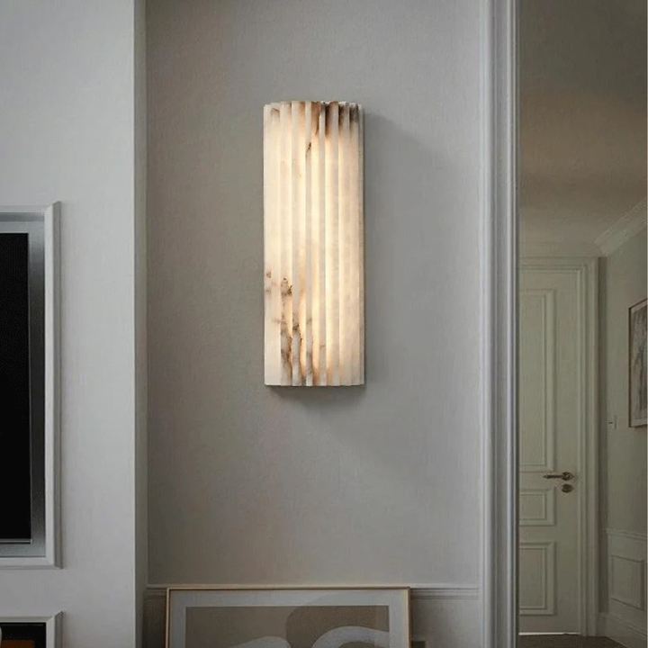 Luminaire applique murale moderne, design épuré. Crée une ambiance chaleureuse et un éclairage élégant.