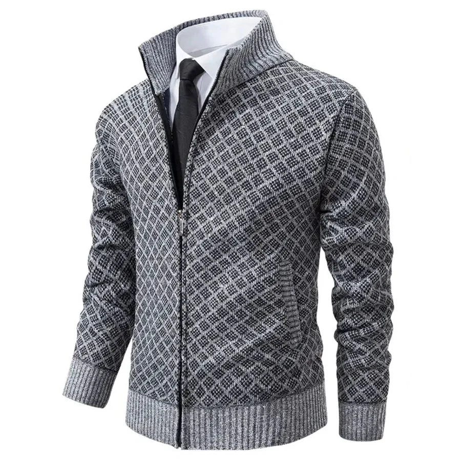 Détail du motif jacquard élégant sur un cardigan homme zippé col montant, mode masculine.