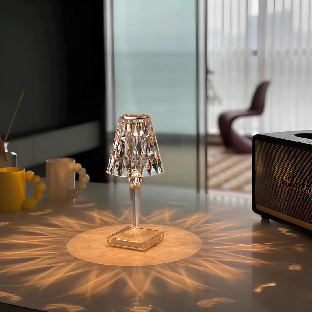 Lumière LED moderne et rechargeable: lampe de table en cristal LumeCrystal. Contrôle tactile pour une ambiance luxe.