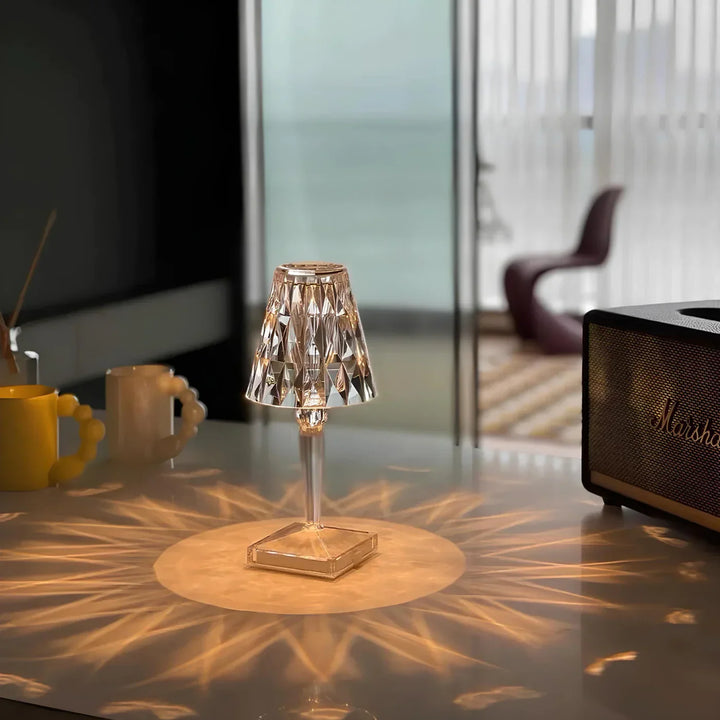 Lampe de table LuxeIllume, éclairage LED sophistiqué, variateur, design moderne et élégant pour salon.