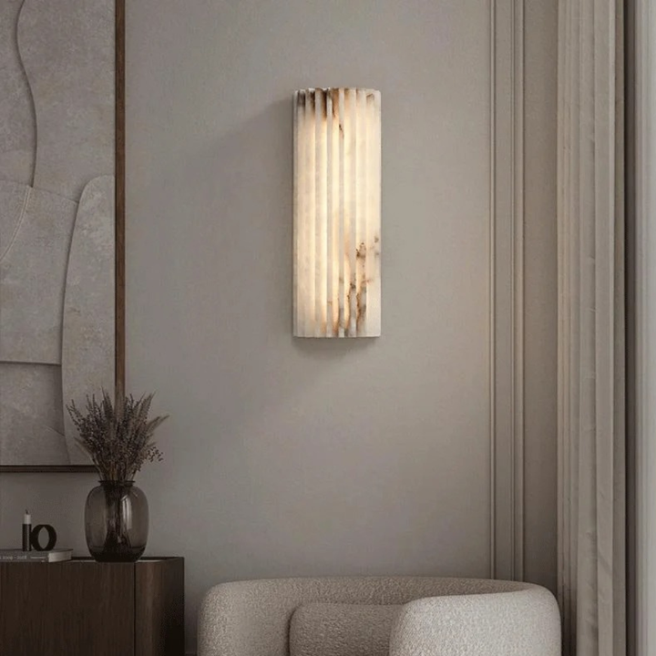 Applique murale élégante et minimaliste, idéale pour éclairage moderne de salon ou chambre, créant une ambiance douce.