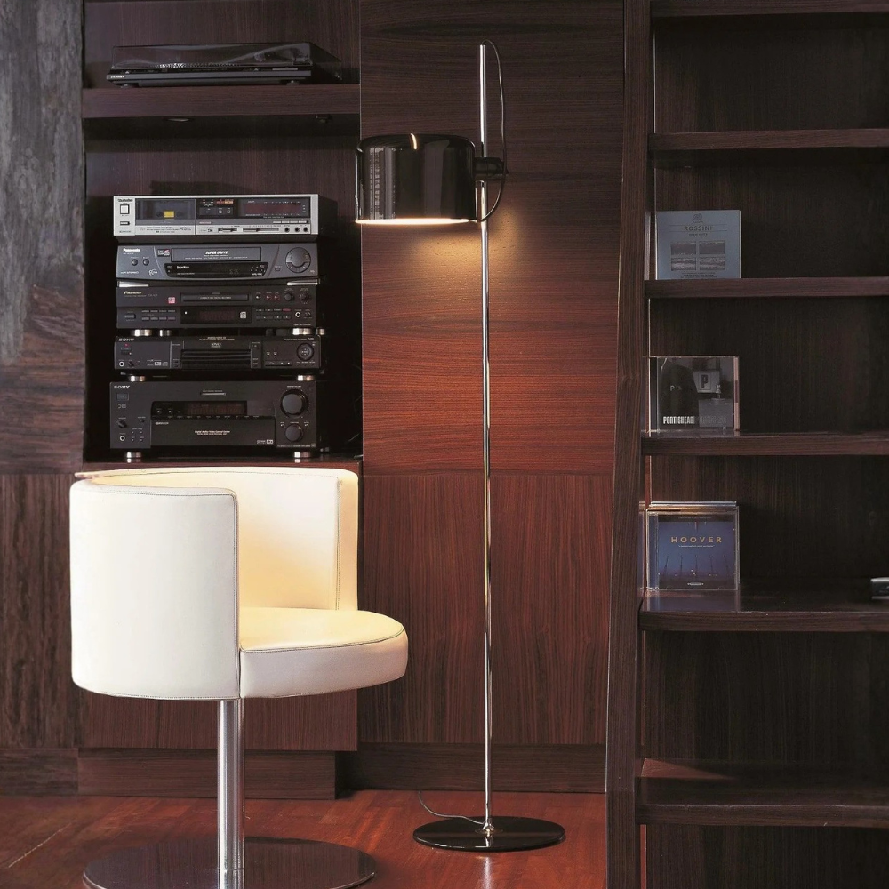 Lampadaire design noir, tête réglable, lumière d'appoint parfaite pour la lecture.