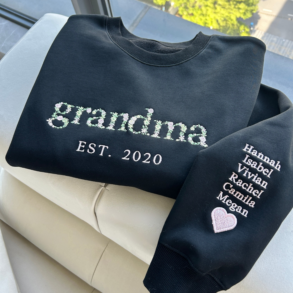 Pull personnalisé RoseThread pour femme, broderie florale délicate, un cadeau maman parfait pour la Fête des Mères.