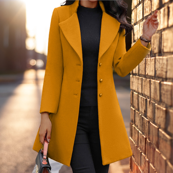Manteau femme ajusté, design classique intemporel. Vêtement chic et chaud pour la mode hivernale et le bureau.