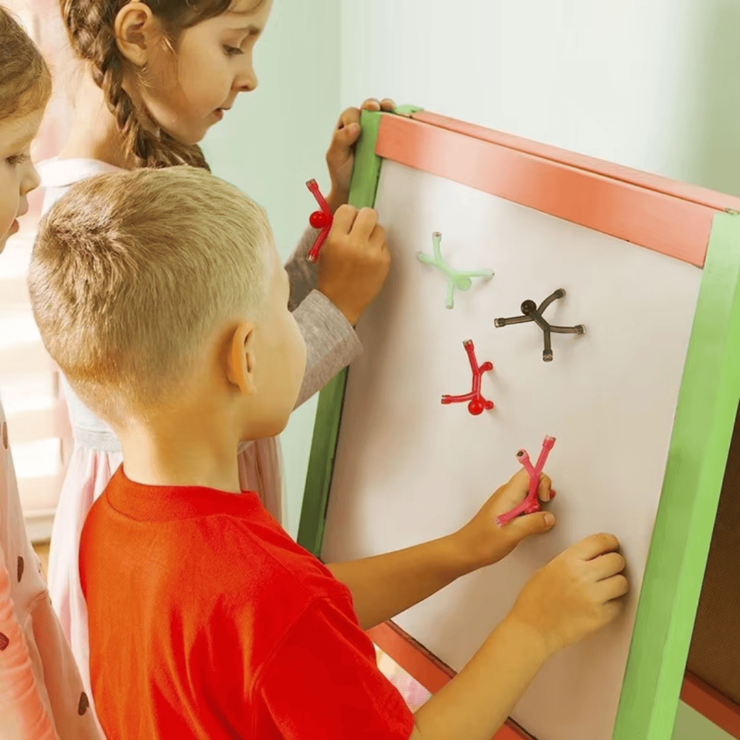Figures magnétiques Montessori colorées pour enfants, stimulant la créativité et l'apprentissage ludique.