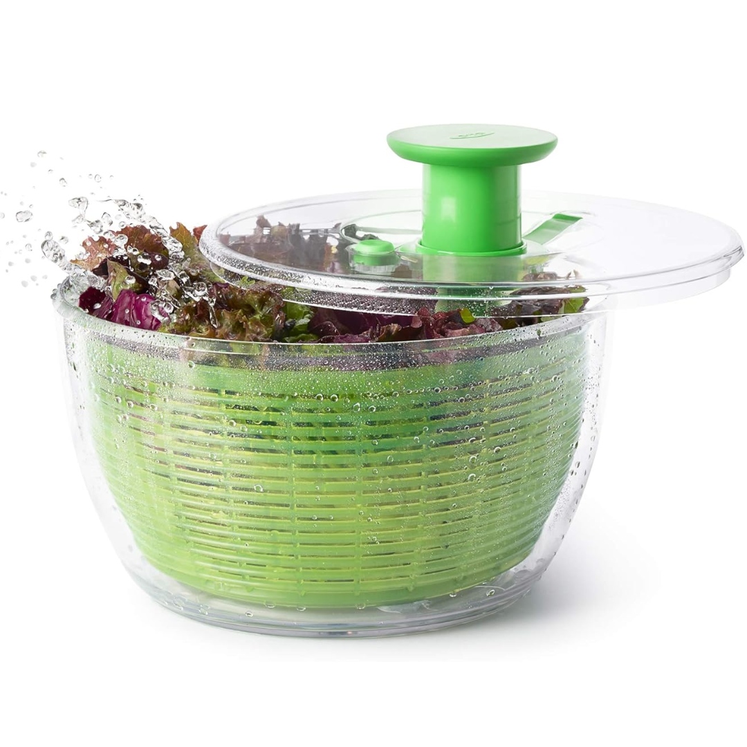 Essoreuse à salade vert et noir, idéale pour sécher de grands volumes de légumes, ustensile durable.