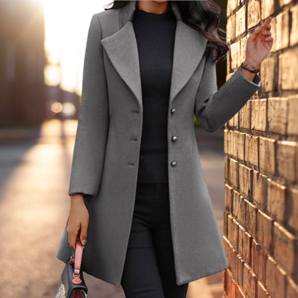Veste longue ajustée pour femme, style classique et chic. Parfaite pour l'hiver, confort et élégance assurés.