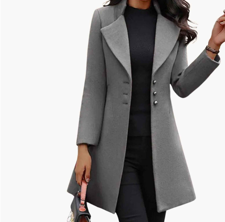 Manteau long élégant pour femme, idéal automne-hiver. Vêtement extérieur chic à coupe ajustée et style intemporel.