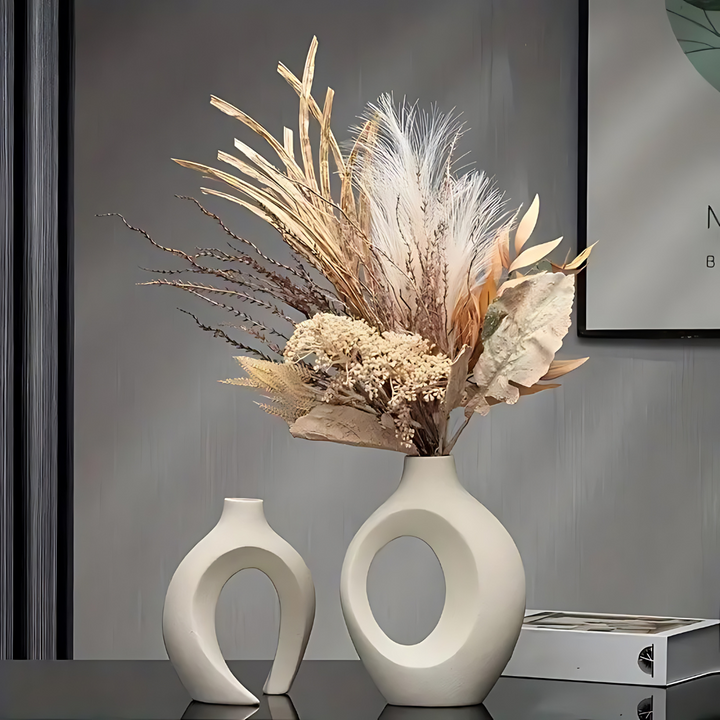 Vase moderne en céramique blanche et beige, style scandinave épuré, idéal pour une décoration d'intérieur design.