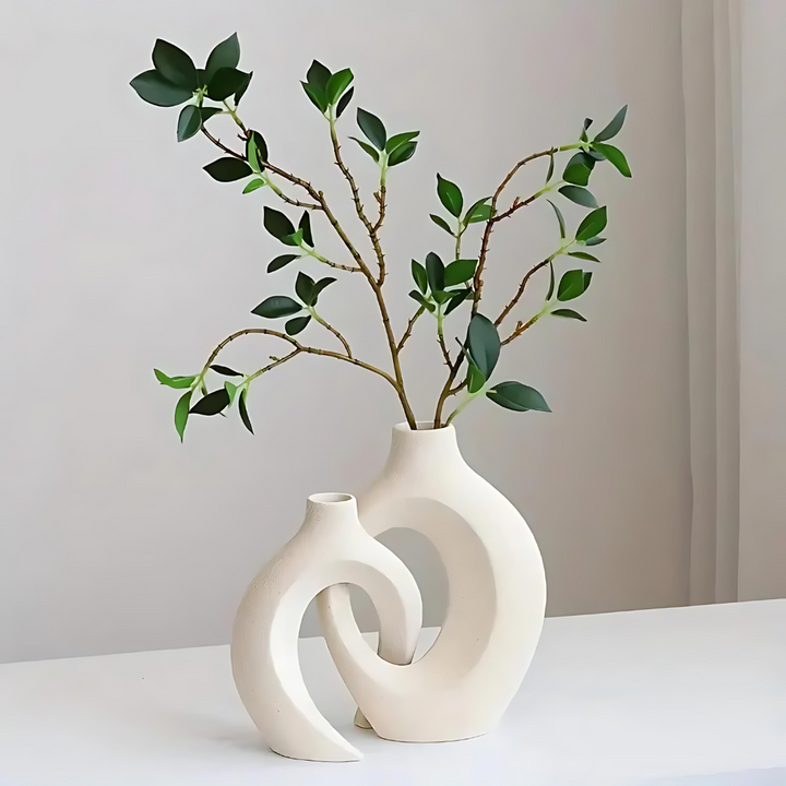 Vase luxe ScandiLux en céramique, accent de décoration scandinave chic pour un intérieur contemporain.