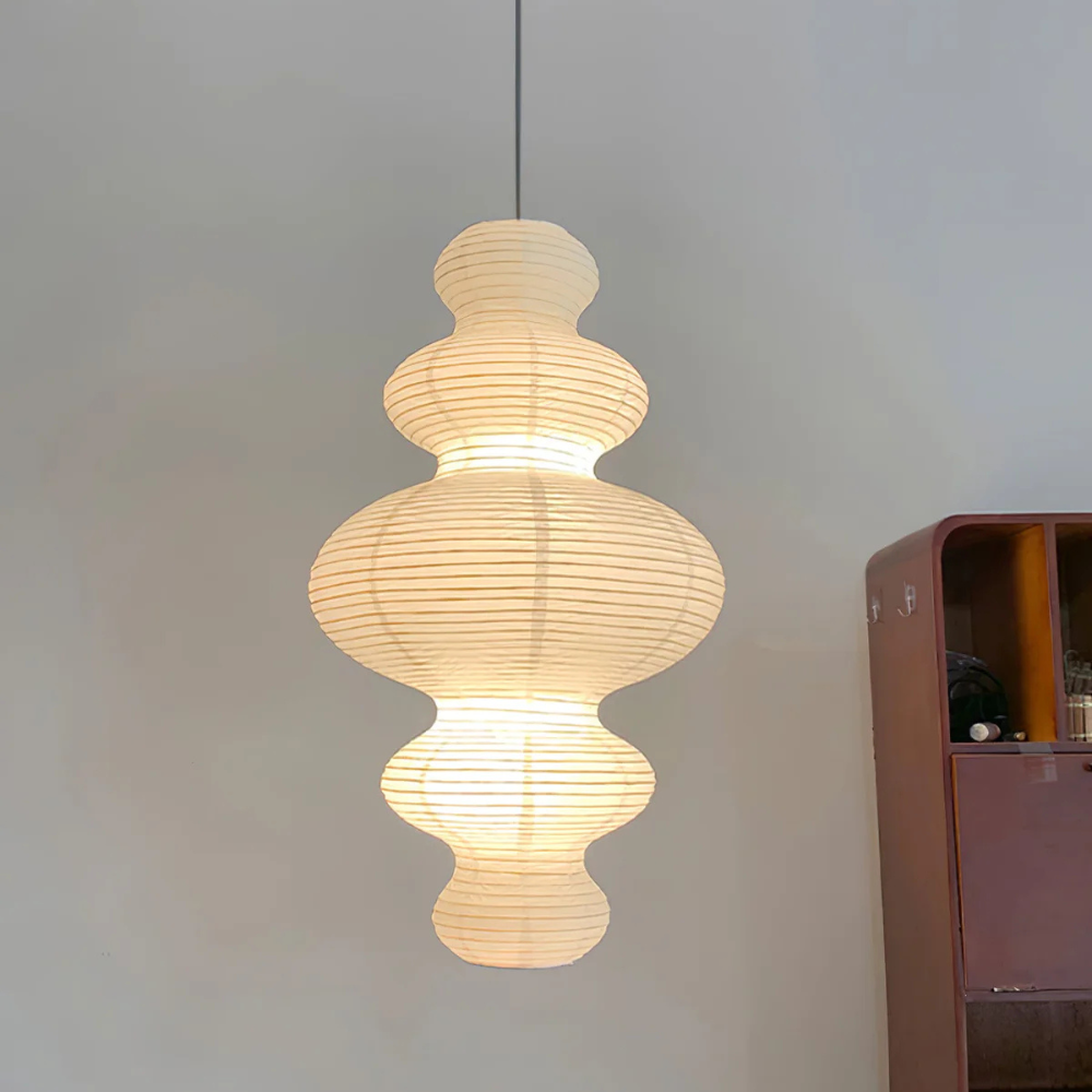 Décoration minimaliste avec lampe suspendue Akari Juni, luminaire intérieur scandinave.