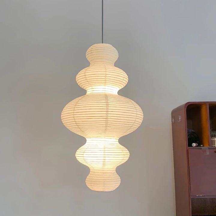 Décoration minimaliste avec lampe suspendue Akari Juni, luminaire intérieur scandinave.