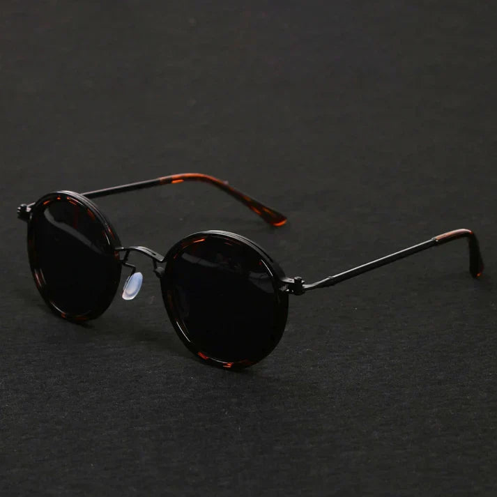 Lunettes de soleil premium polarisées, monture métal robuste, pour homme et femme. Accessoire élégant avec protection UV.