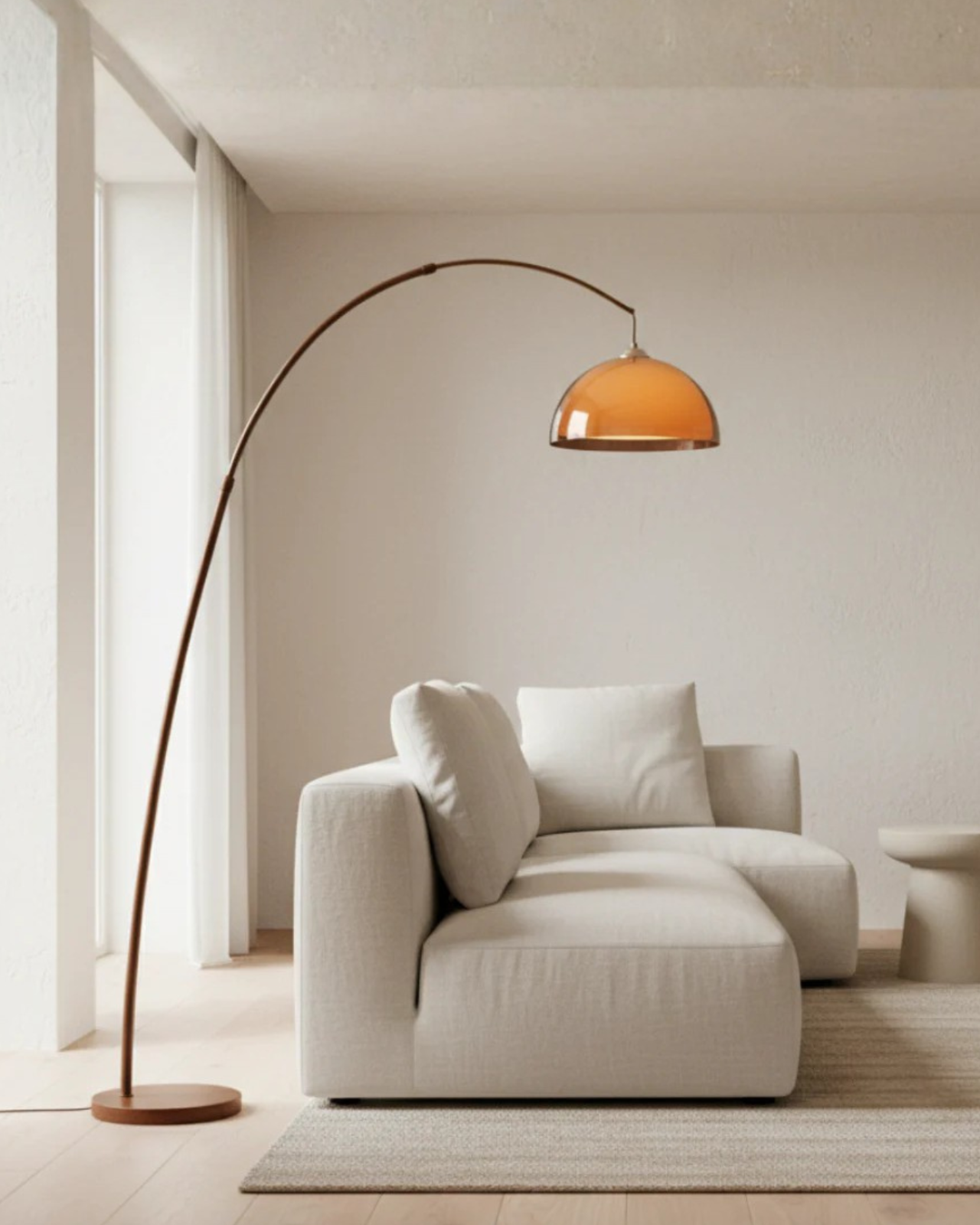 Lampadaire arc Ventoro moderne pour salon, finition noyer, lumière ambiante chaleureuse.
