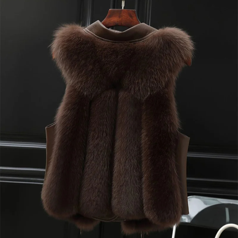 Gilet femme élégant en fausse fourrure beige, coupe ajustable, idéal pour diverses tenues mode féminine.