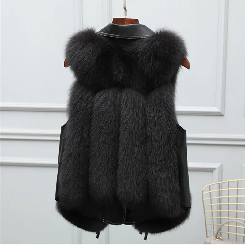Veste femme sans manches en fausse fourrure, ajustable et confortable, pièce maîtresse de la mode hiver.