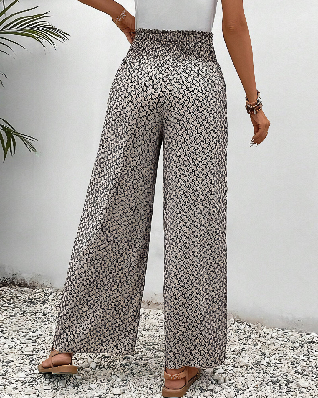 Femme portant un pantalon large décontracté et élégant. Confort optimal pour le quotidien ou les sorties estivales.