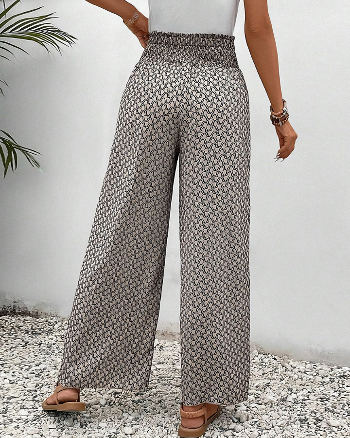 Femme portant un pantalon large décontracté et élégant. Confort optimal pour le quotidien ou les sorties estivales.