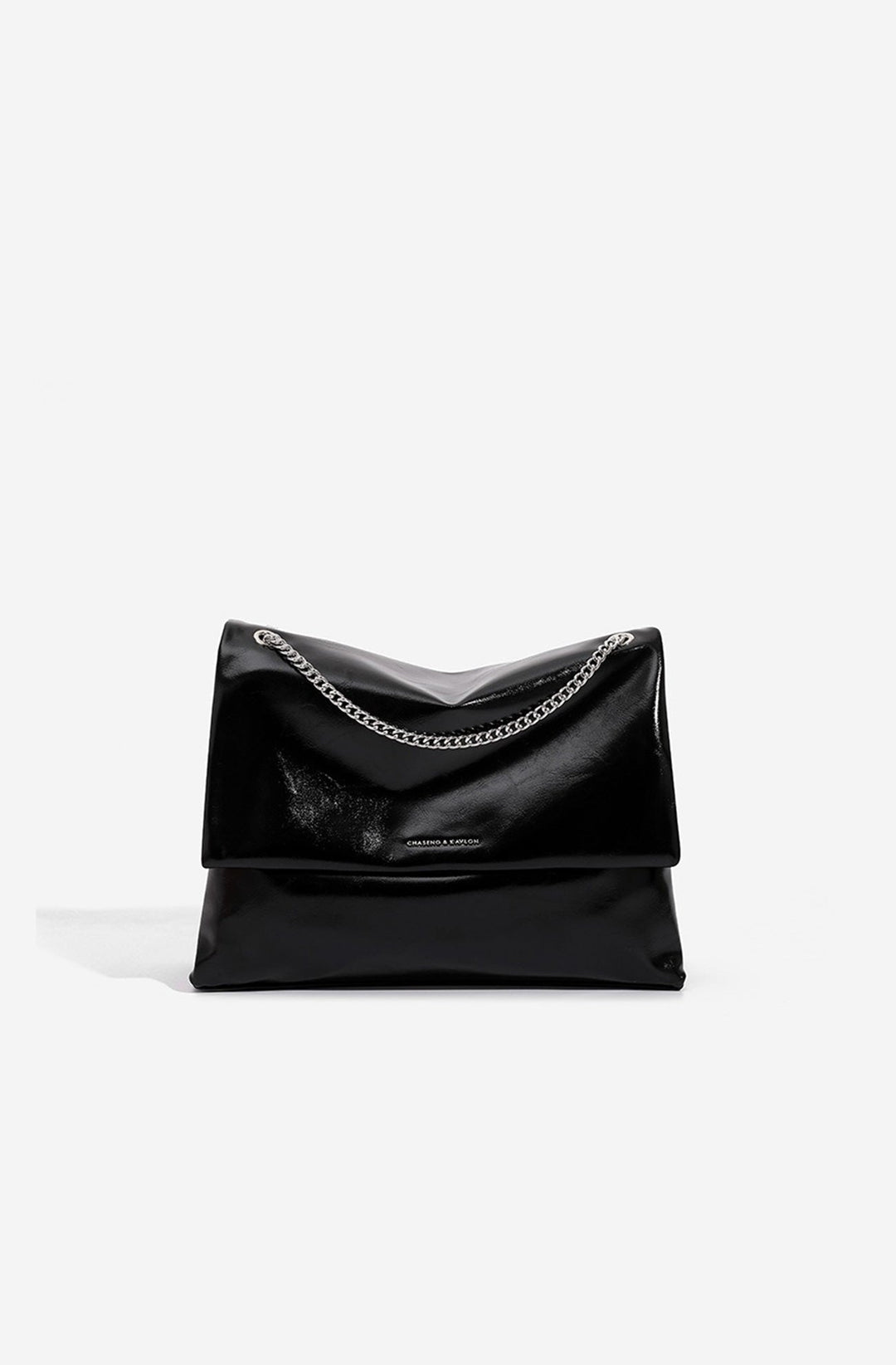 Sac bandoulière femme élégant, porté épaule avec chaîne, rabat fermé, pour un look chic et décontracté.