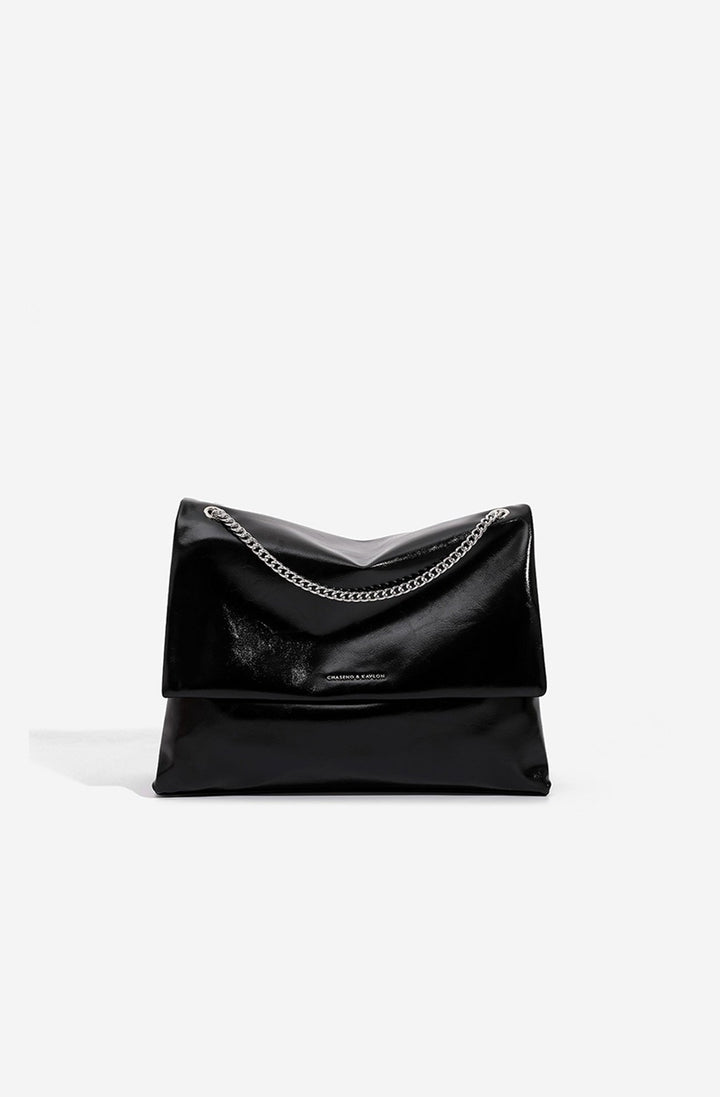 Sac bandoulière femme élégant, porté épaule avec chaîne, rabat fermé, pour un look chic et décontracté.
