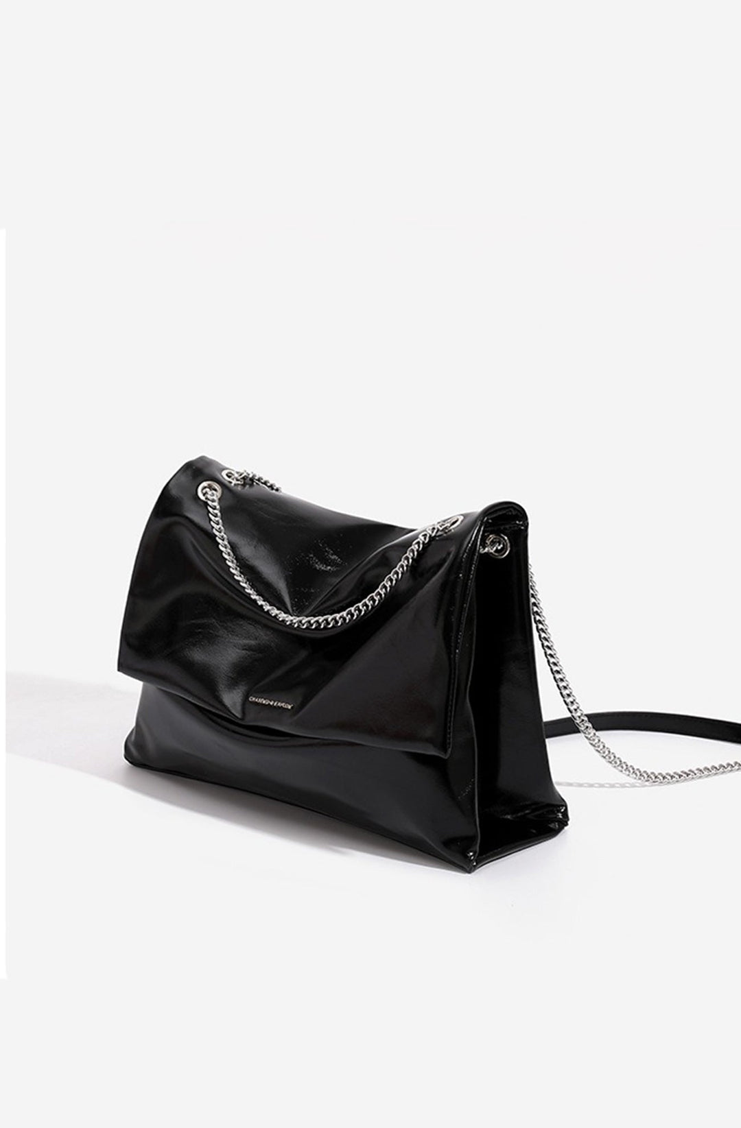 Détail du sac à main femme: rabat texturé, bandoulière chaîne chic, pour une touche d'élégance.
