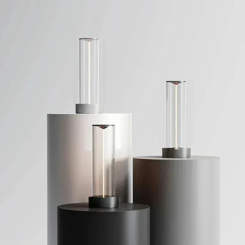 Lampe de bureau ou chevet LED tactile, lumière dimmable réglable. Design moderne et minimaliste pour tout intérieur.