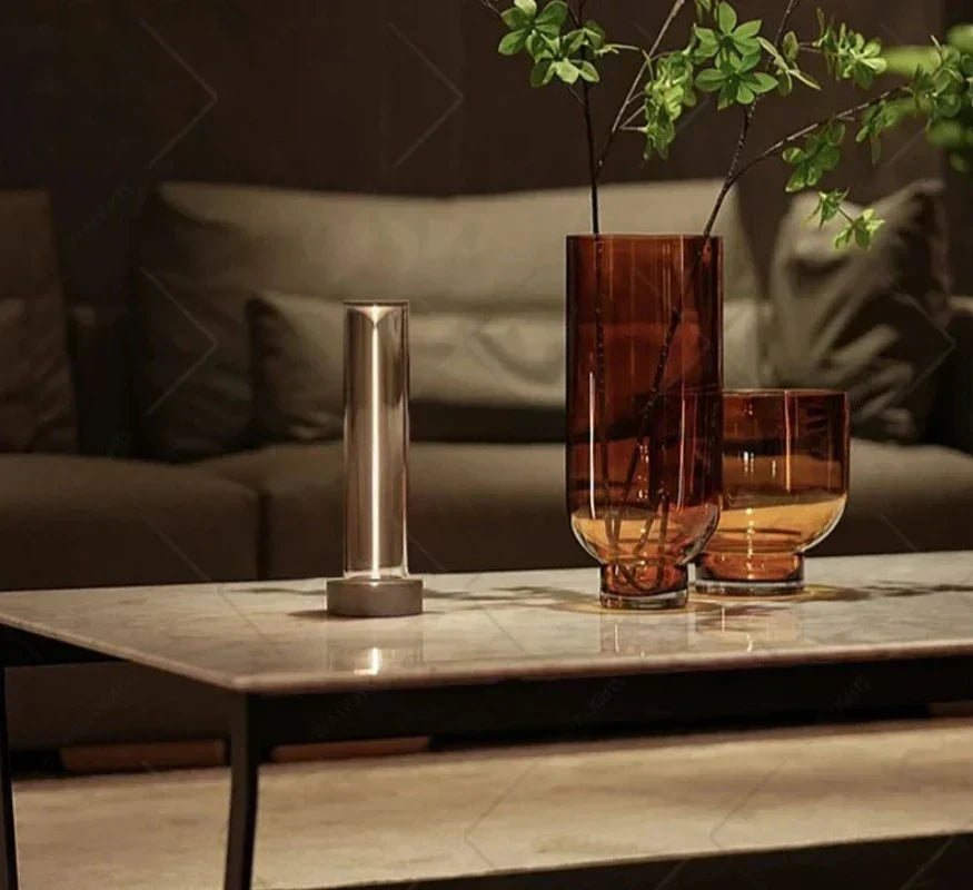 Lampe de table LED moderne en aluminium brossé, tactile et dimmable. Idéale pour bureau ou décoration d'intérieur.