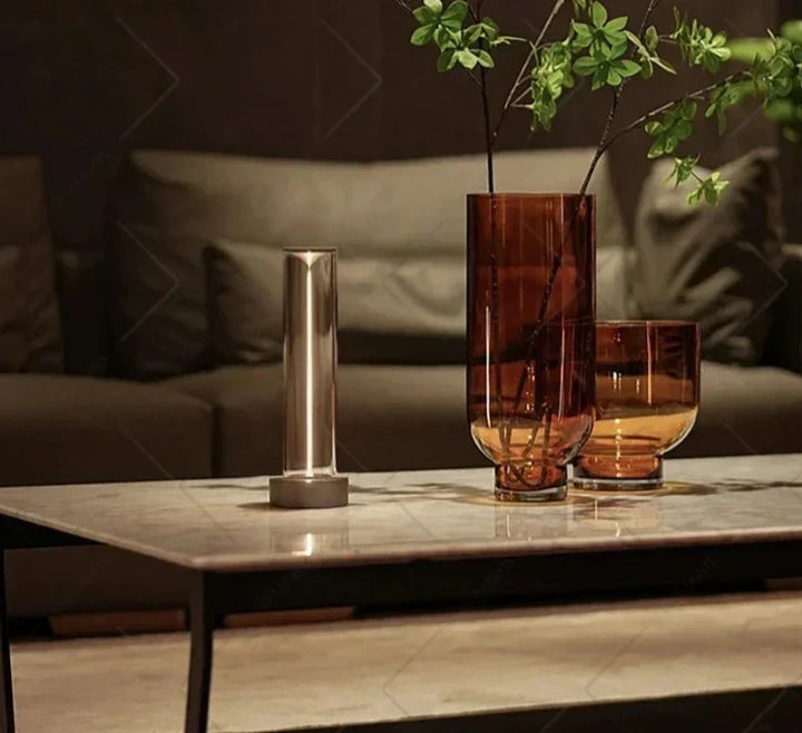 Lampe de table LED moderne en aluminium brossé, tactile et dimmable. Idéale pour bureau ou décoration d'intérieur.