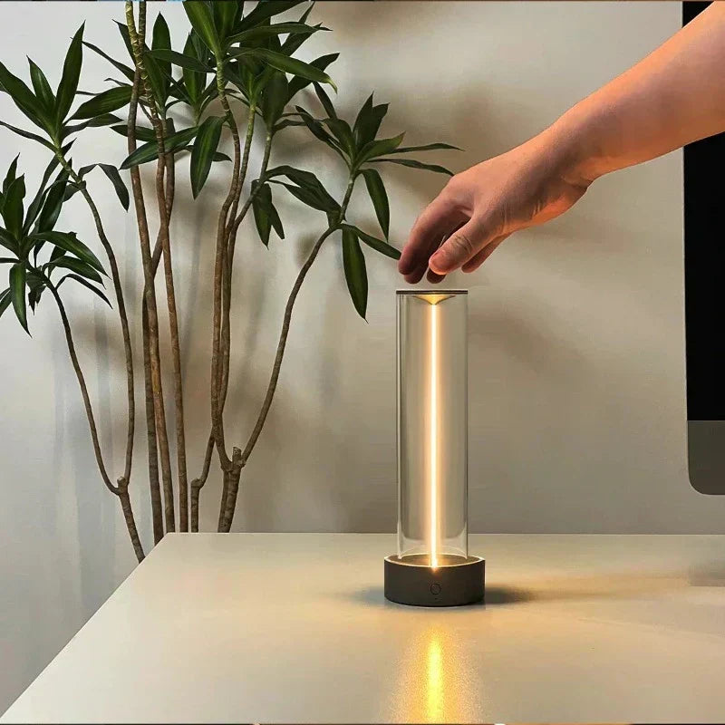 Lampe de table LED tactile dimmable, design moderne en aluminium pour chevet ou bureau. Éclairage intérieur décoratif.