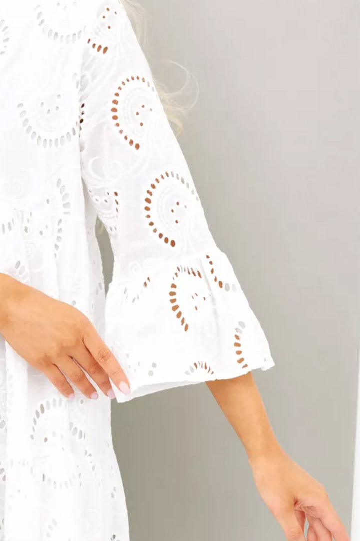 Magnifique robe femme brodée en coton, coupe ample et décontractée pour l'été.