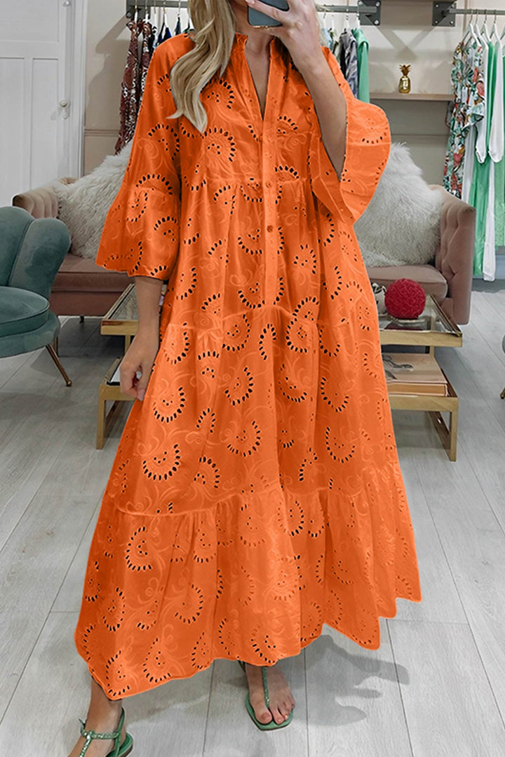 Robe blanche femme en coton brodé, ample, manches évasées, idéale pour l'été et les vacances.