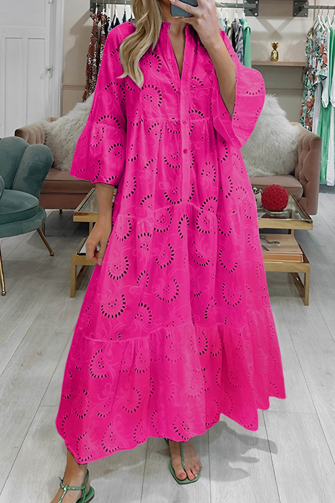 Robe midi ample femme en coton brodé, manches évasées, style bohème chic d'été.