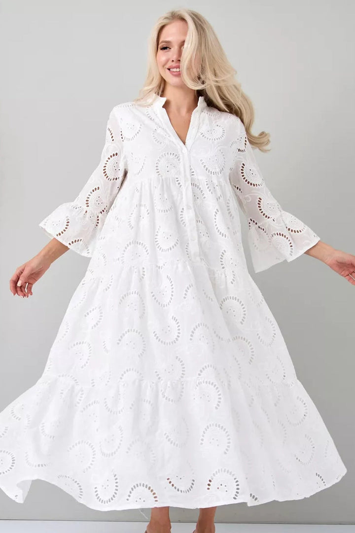 Robe décontractée femme en coton respirant, broderies délicates, manches évasées.